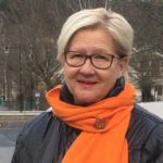 kvinna med ljust hår och en stor orange halsduk